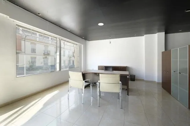 local comercial en avenida principal — 2