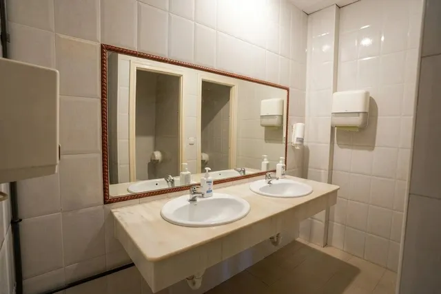 Local comercial de hostelería con gran terraza y salón de eventos en Guadiana. — 35