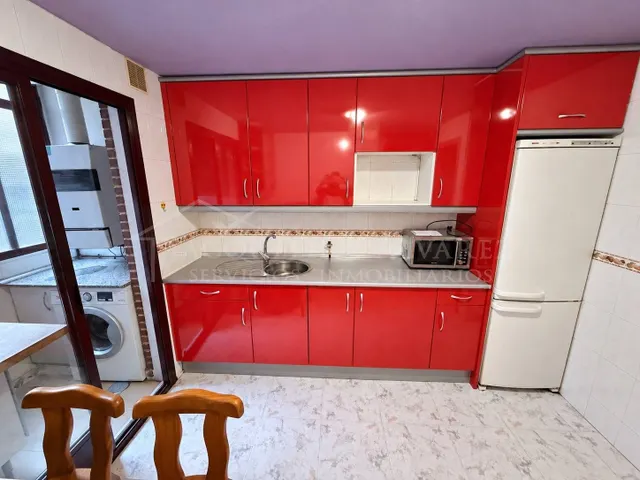 PISO DE 3 DORMITORIOS EN URBANIZACION CON PISCINA - foto 2