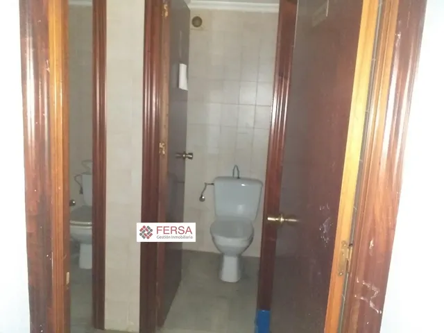 SE VENDEN TRES LOCALES COMERCIALES EN PLENO CENTRO. — 26