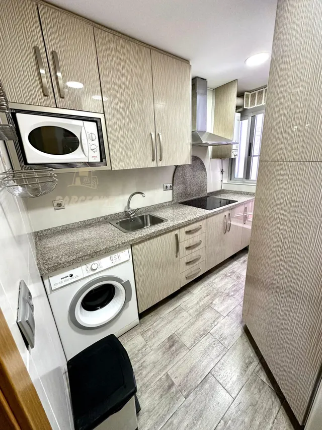 CIUDAD JARDIN - Piso interior de 60 m con 2 habitaciones, suelo imitacion madera gris. — 6