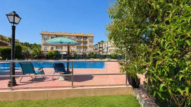 Apartamento turístico en primera línea de mar con piscina, garaje y solárium panorámico — 5