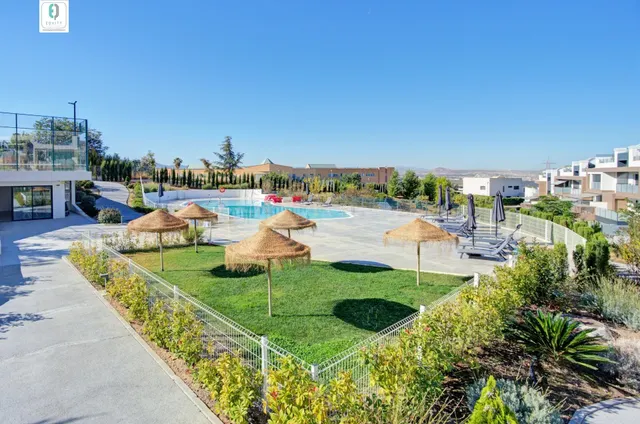 Exclusiva vivienda de lujo en planta baja con grandes terrazas, vistas a Granada — 4