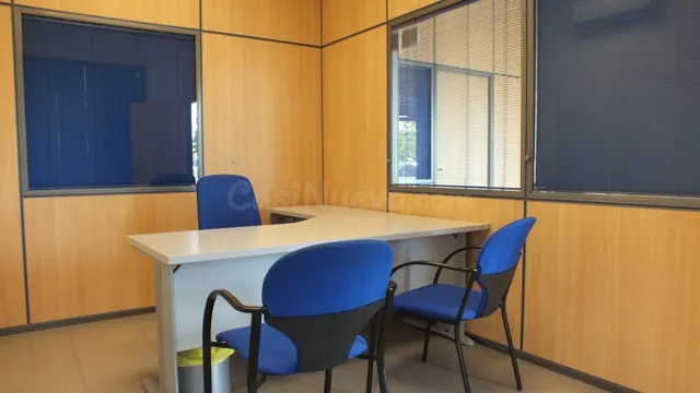 Local acondicionado para oficinas con 3 despachos, almacén y - foto 2