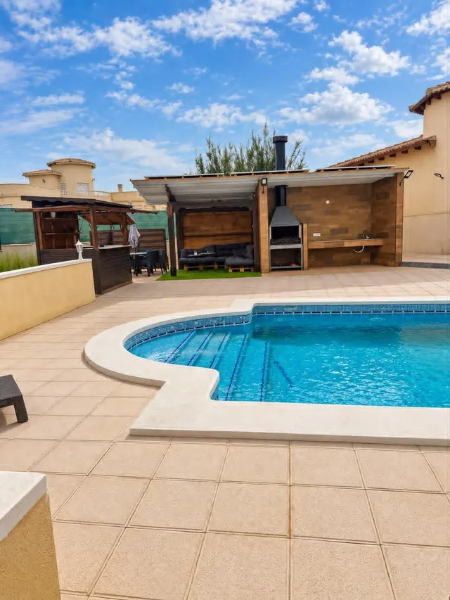 Chalet con piscina privada y parcela — 25