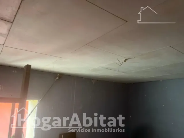 ¡ECONOMICA! AMPLIA CASA CON TERRAZA Y CON MUCHAS POSIBILIDADES — 35