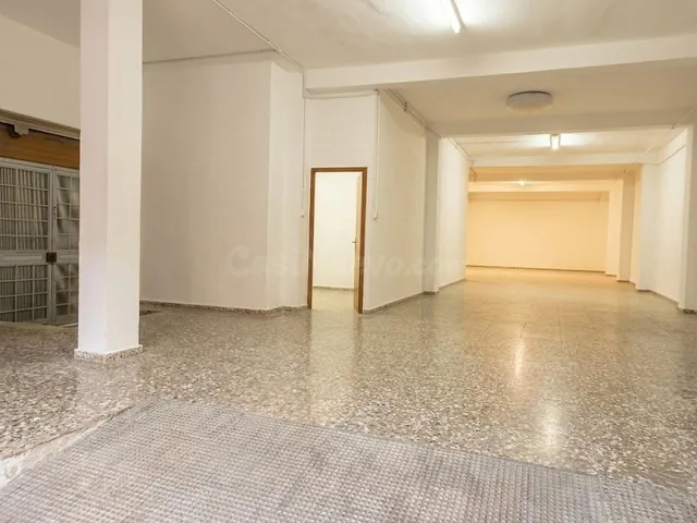 ¡Oportunidad Única en Carcaixent! Gran Local Esquinero Doble - foto 4
