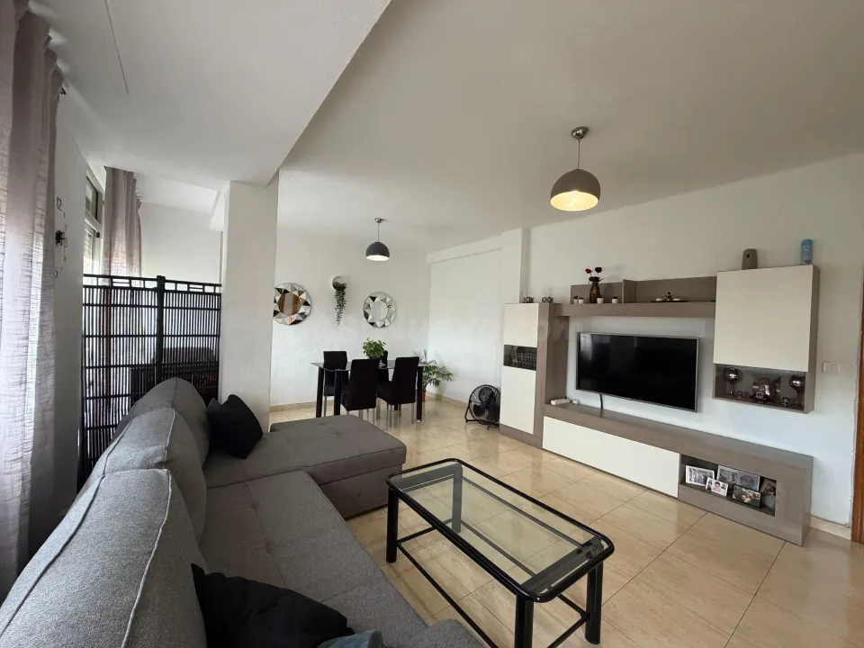 ¡piso reformado de 3 habitaciones con balcón junto al hospital general y el tranvía!