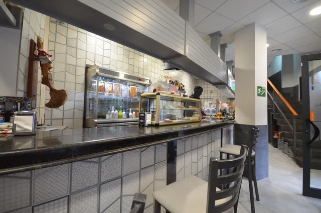 Negocio de restaurante-bar en funcionamiento en local esquinero de 402 m2 — 15