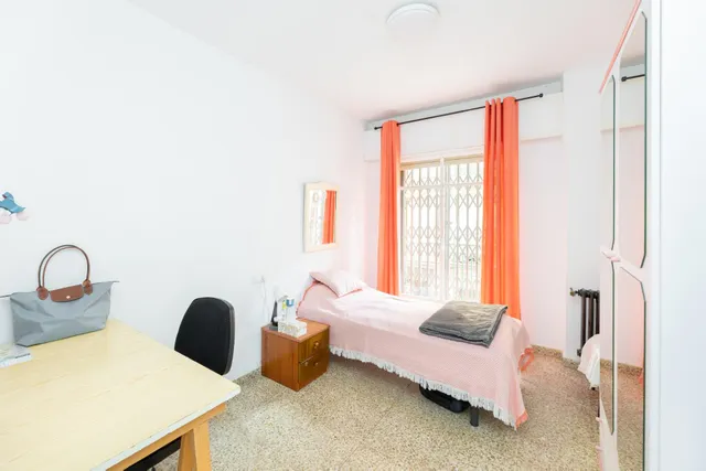 Venta de piso de 4 dormitorios y 2 baños en Granada (Zona Centro) — 12
