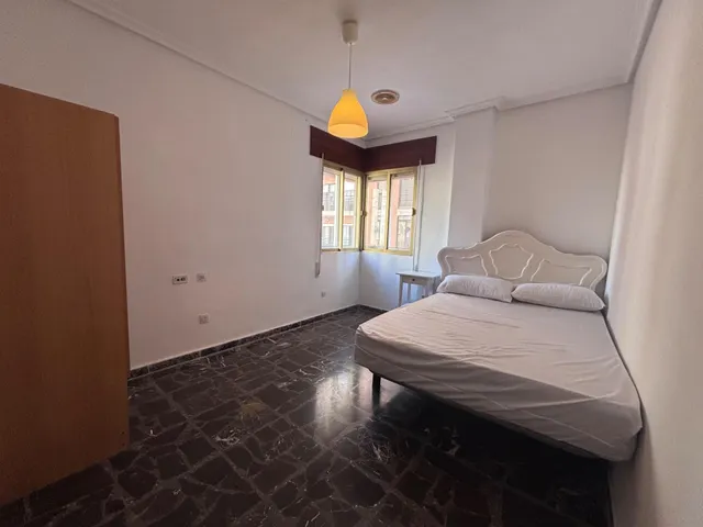 Piso para estudiantes muy luminoso de 3 dormitorios en la Alameda, Cartagena. — 17