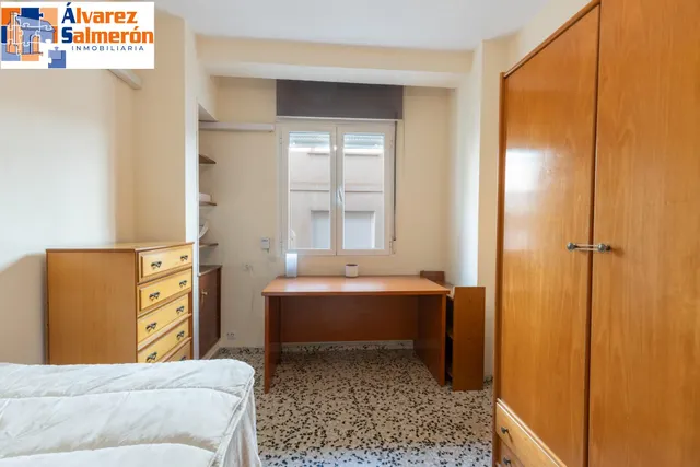 Piso de 3 dormitorios en calle milán, zaidín | muy luminoso y con gran potencial — 10