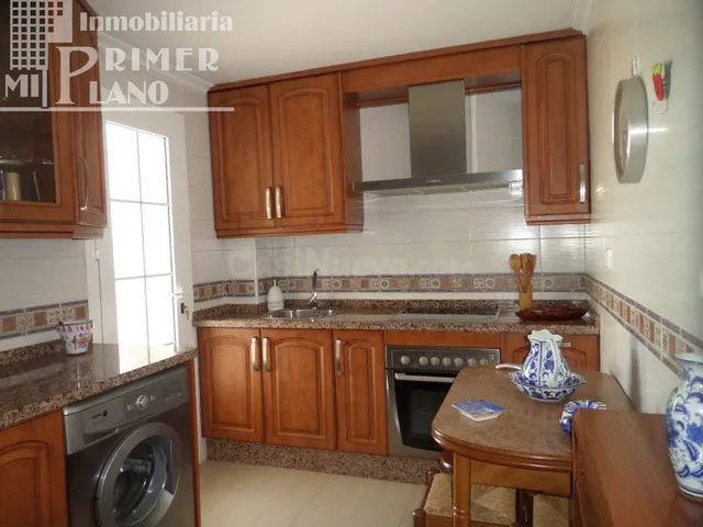 Piso de 4 dormitorios, cocina y baños, 120m2, con plaza de g - foto 2