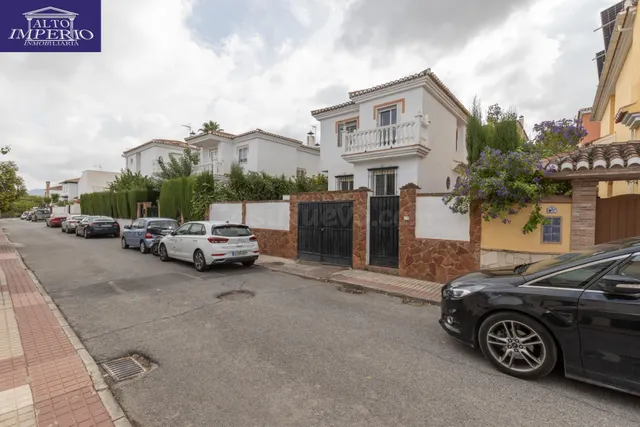 Casa independiente con piscina en La Zubia. — 2