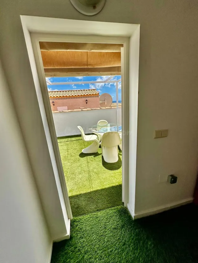 Atico con solarium privado en Punta Prima - foto 4