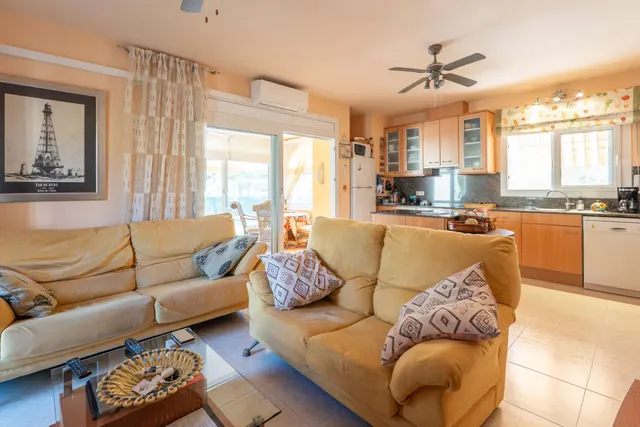 Casa en Riumar con parcela de 600 m2, piscina, garaje, jardín y parking para dos coches — 9