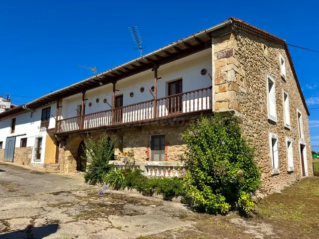 CONJUNTO DE EDIFICACIONES CON TERRENO URBANO EN LA REVILLA.