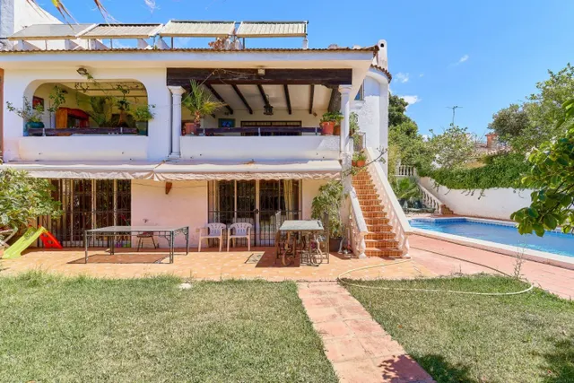 VENTA DE VILLA PAREADA EN EL CENTRO DE MARBELLA. 8 DORMITORIOS, JARDÍN CON PISCINA Y PARKING. — 5