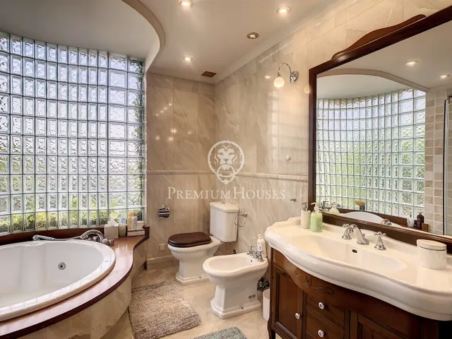 Preciosa casa de lujo en venta con vistas al mar y piscina en Calella — 13