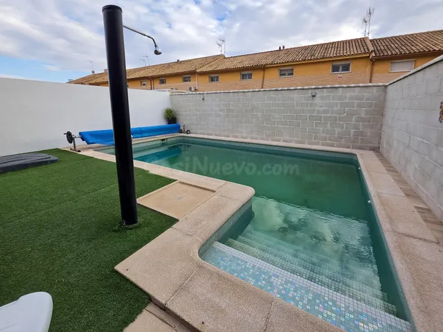 Precioso chalet adosado de 4 dormitorios con piscina privada y garaje en Carranque — 2