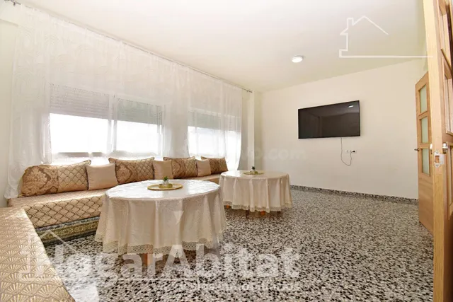 Amplitud y luz mediterránea en este piso totalmente reformado con terraza en Oliva — 3