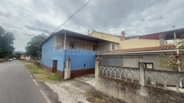 Casa de dos plantas con nave y terreno de 1400m con pozo a e