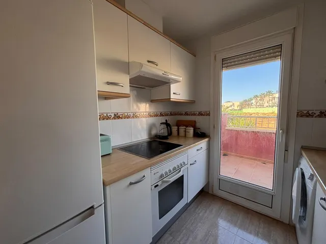 Apartamento con solárium, barbacoa, piscina comunitaria y vistas al mar en El Alamillo — 8