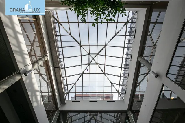 Espectacular edificio a las puertas de Granada , con un uso terciario , con 5 plantas. — 11
