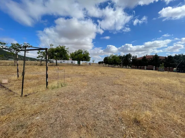 CASA DE CAMPO CON NAVE DE 300M EN EL COLLADO SIERRA DE FUENTES — 22