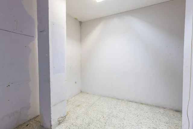 Local comercial en el zaidin, junto avda. dilar. — 21