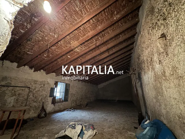 Casa en VENTA en Cerdà con cochera, patio interior y chimenea, ideal para reformar — 25