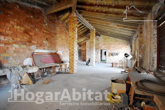 ¡EXCLUSIVA CASA EN EL CENTRO CON GRAN POTENCIAL PARA REFORMA - foto 2