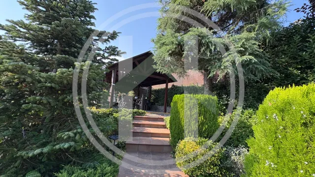 Una joya escondida: luz, espacio y vida al aire libre — 34