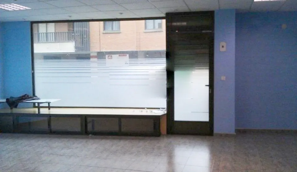 Urbis te ofrece un local comercial en venta en zona Delicias, Salamanca.