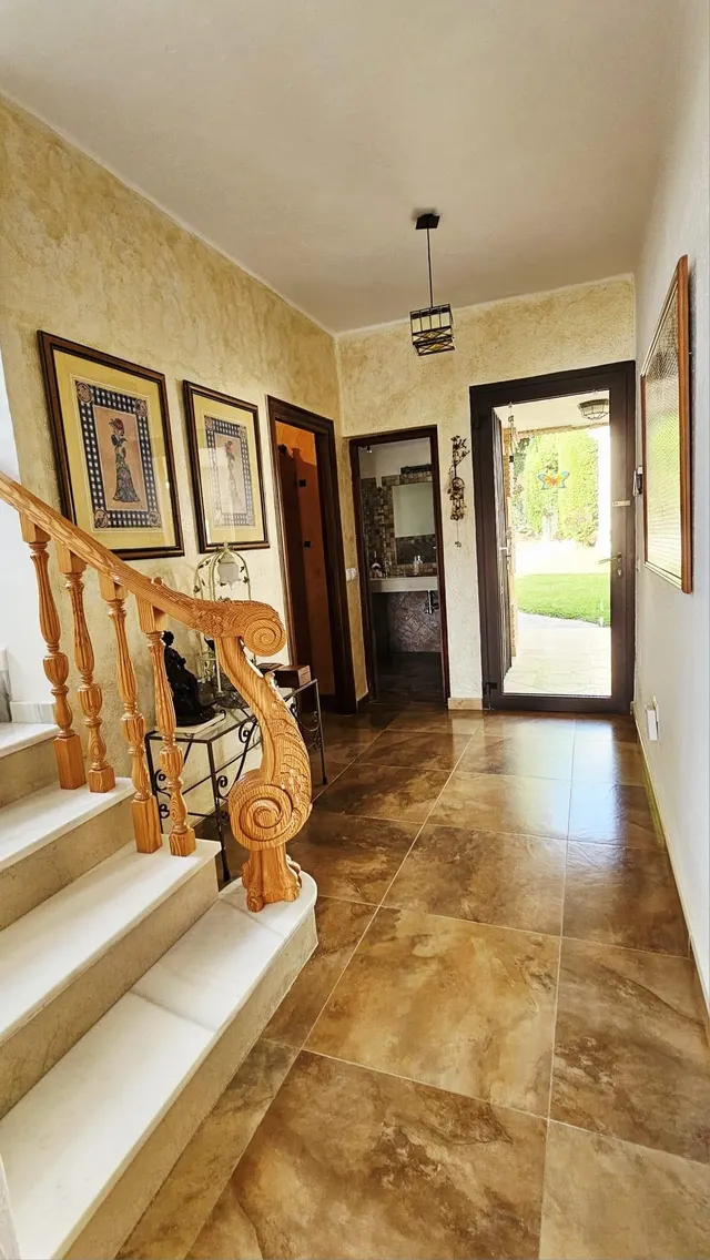 Encantador Chalet de 2 Plantas con Amplios Espacios y Terrazas — 40