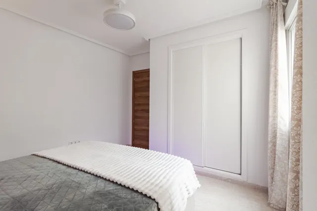 Apartamento elegantemente reformado, céntrico y espacioso. Balcón con orientación oeste ¡y a solo 550 m de Playa del Cura! — 19