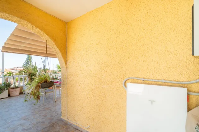 Chalet pareado con piscina, amplia parcela y alta eficiencia energética en Los Balcones — 35