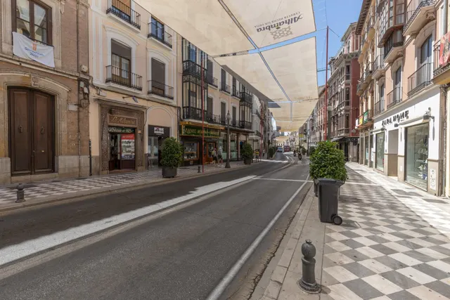 Se alquila local en una ubicación privilegiada en el corazón de Granada — 24