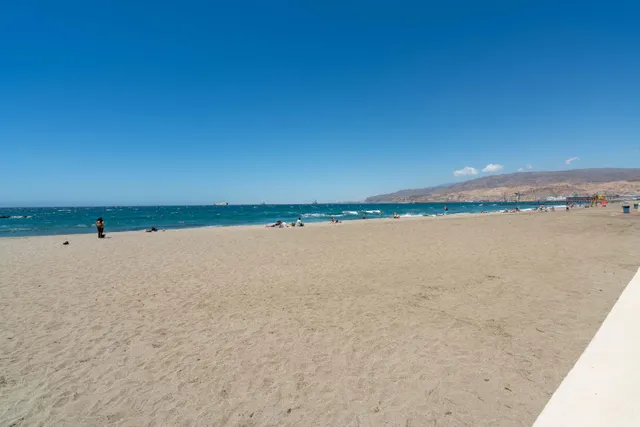 ¡Oportunidad a pasos del Paseo Marítimo de Almería! Piso de 3 habitaciones en El Zapillo — 24