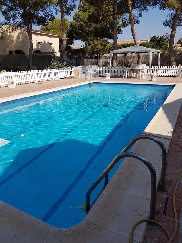 Chalet independiente con piscina, pista de tenis y zona infa - foto 2
