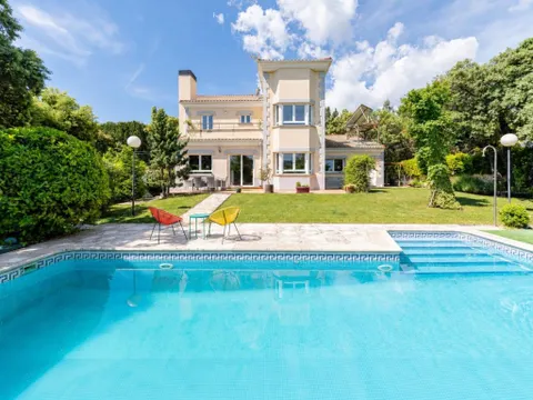 Exclusivo chalet individual con la mejor ubicación de la zona.