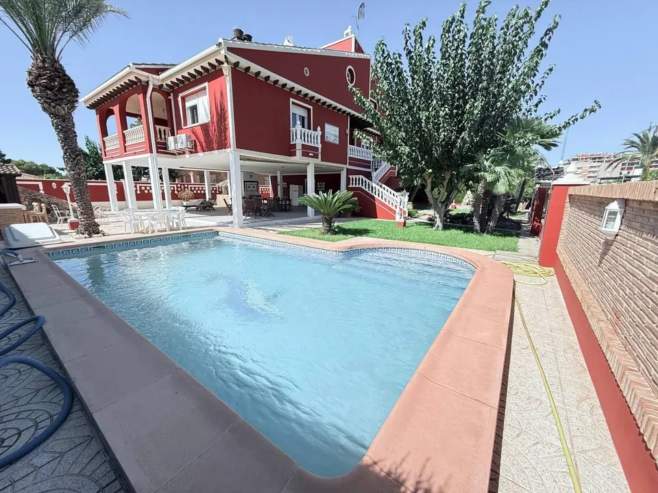 Espectacular chalet en Dehesa de Campoamor con piscina privada a 5 minutos andandoa la playa.