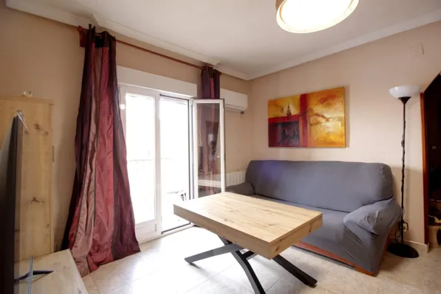 Piso reformado de tres habitaciones con terraza — 7
