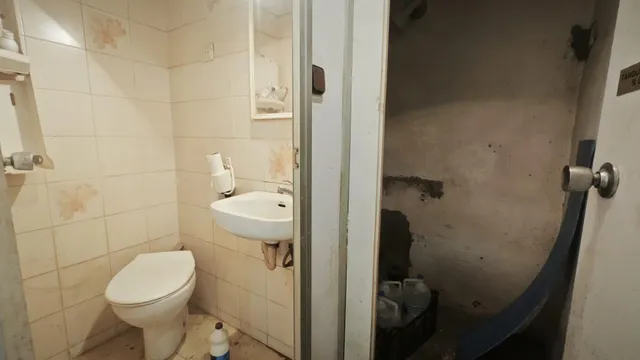 Local en venta para reformar en la calle Salinas, Vila de Gràcia. — 12