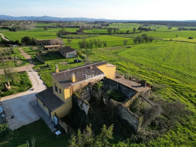 Masía a 20 minutos de Girona, con mas de 30.000m2 de terreno - foto 2