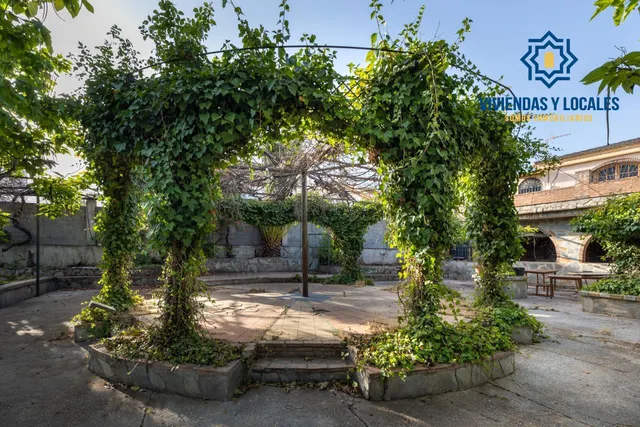 Terreno urbanizable, actualmente hay un restaurante. — 49
