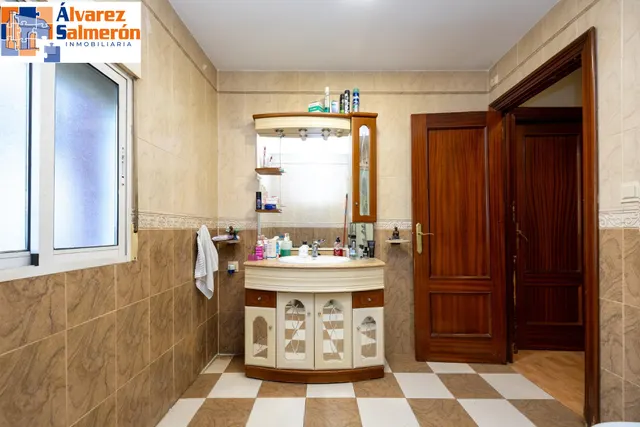 Casa con estupenda ubicación en Armilla. avenida de los ogíjares — 19
