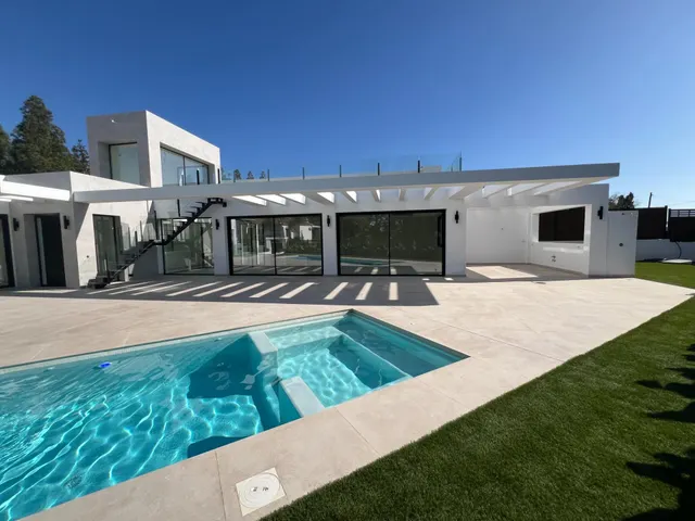 ÚLTIMA VILLA DISPONIBLE. Piscina privada junto al mar en El Chaparral — 48
