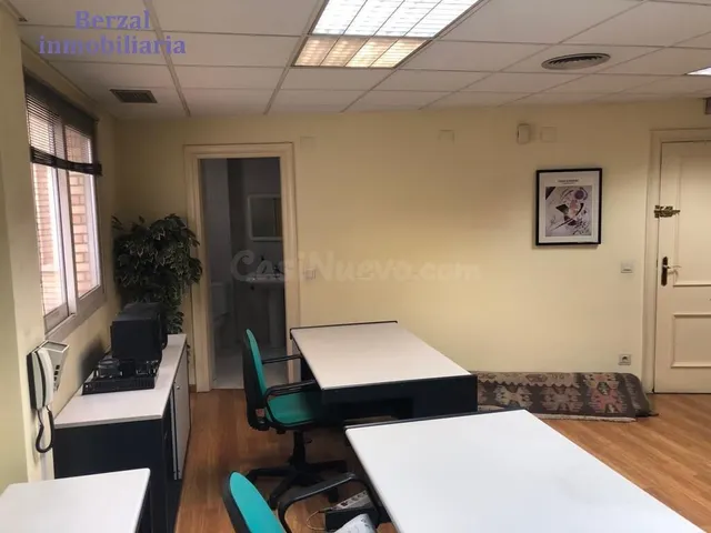 Oficina en el centro, edificio de oficinas, con trastero. MO - foto 4