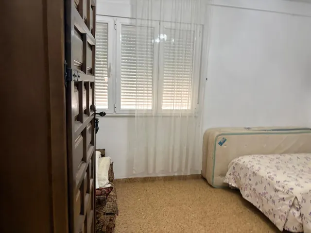 Se vende apartamento en Valencia de Don Juan, amueblado, cocina americana, terraza, 2 amplias habitaciones, baño, 3º sin ascensor. — 6